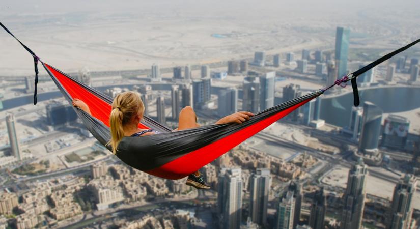 Jógázz egy piacon vagy ülj be egy kétszemélyes helikopterbe: ingyenes és exkluzív programok Dubajban