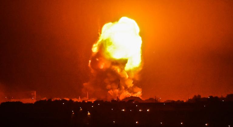 Rakétatámadások és bombázások – éjjel is folyt a küzdelem Izraelben