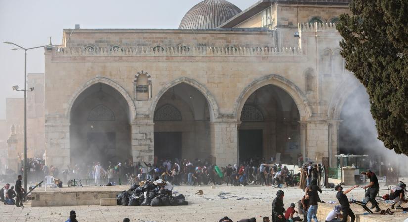 Arab-izraeli konfliktus újratöltve: rakétákkal lőtte a Hamász Jeruzsálemet, miután zavargások törtek ki az Al-Aksza mecsetnél