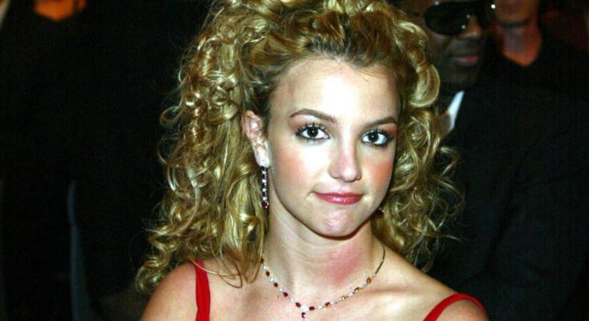Britney Spears összeválogatta a 2000-es években viselt szettjeit, amitől ma már falnak mennénk