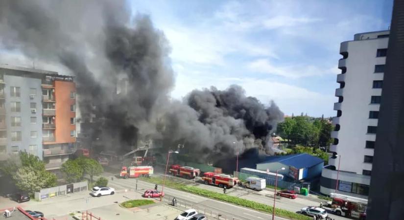Tűz ütött ki Pozsonypüspökiben, még nem tudni, milyen veszélyes anyagok kerültek a levegőbe