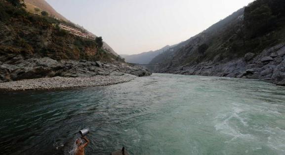 Horror Indiában: a Gangeszben úsznak a holttestek