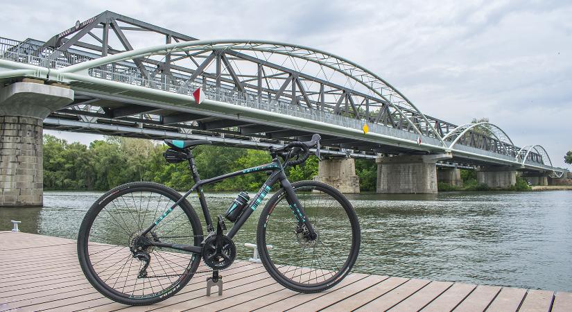 A Poroszló és Tiszafüred közötti bringaút lett Az Év Kerékpárútja