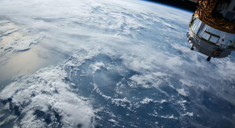 A NASA űrhajója elhagyta a Bennu aszteroidát több, mint 200 gramm kőzetmintával