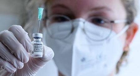 Koronavírus: véletlenül hat adag Pfizer-vakcinát kapott egy nõ