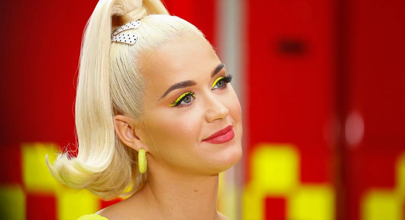 Katy Perry vidám cipői nagyon kelendőek: színpompás edzőcipőkkel készült a szezonra