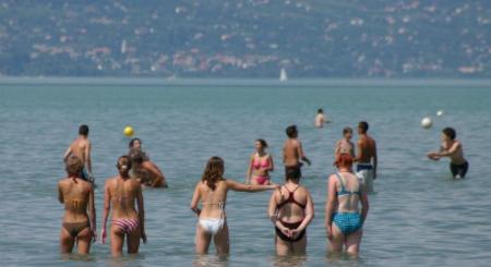 Itt a nyár, már fürödnek a Balatonban