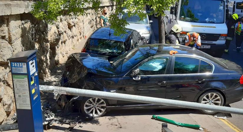 Rosszul lett egy BMW sofőrje a Margit híd közelében, a Budakeszi úton pedig egy Golf döntött ki egy oszlopot