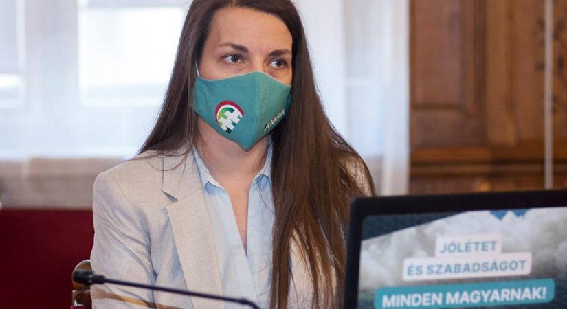Potocskáné Kőrösi Anita ismét maszkokat vitt a szociális intézményeknek