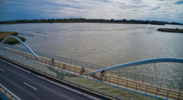 A Tisza-tavat szeli át az Év Kerékpárútja