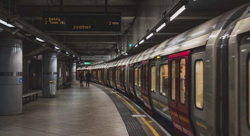 Videón, ahogyan metró alá löknek egy lányt az egyik dublini pályaudvaron