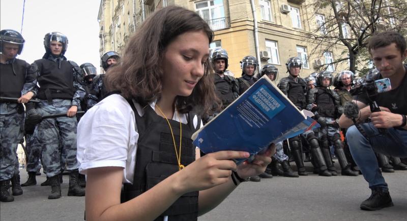 Elítélték a tüntető lányt, aki az alkotmányt olvasta fel a rendőröknek