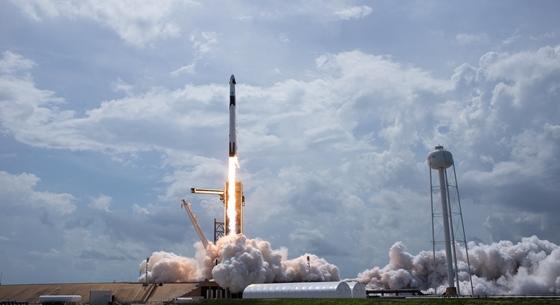 Nem tréfa: dogecoinnal fizették ki a SpaceX-et, hogy elmenjen a Holdig