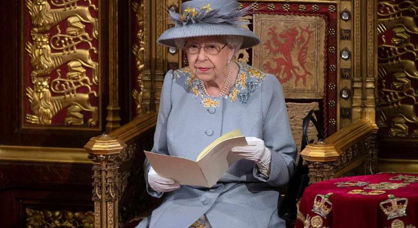 Szerényebb külsőségek között, de megnyitotta a brit parlament új évadát II. Erzsébet