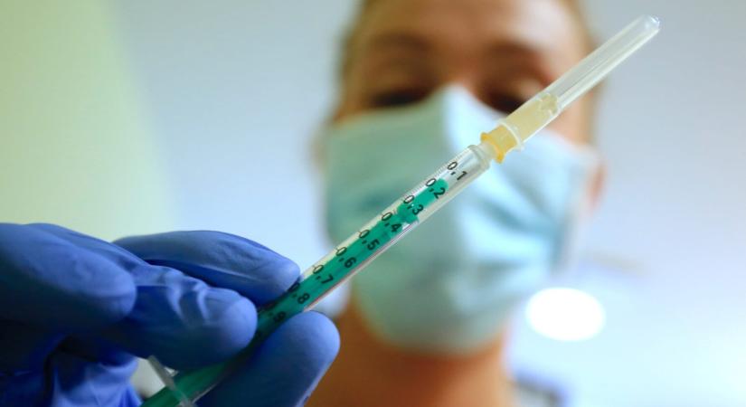 Mégsem hat, hanem csupán négy adag Pfizer-vakcinával oltottak be tévedésből egy olasz nőt