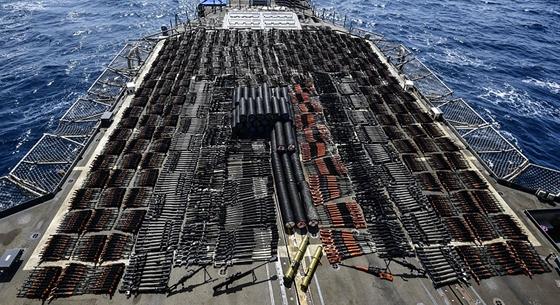 Fotó: Óriási fegyverszállítmányt foglalt le az amerikai haditengerészet