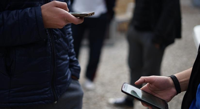 Nincs összefüggés a napi mobilhasználat és a fiatalok mentális egészségének romlása között
