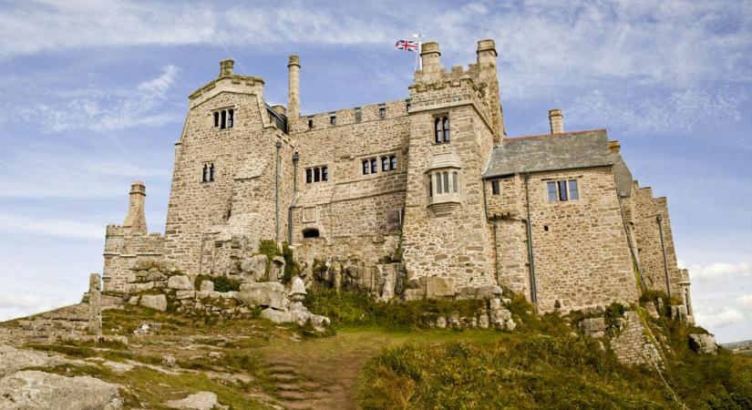 Tengeribetegségben nem szenvedő gondnokot keresnek egy brit szigeten álló kastélyba