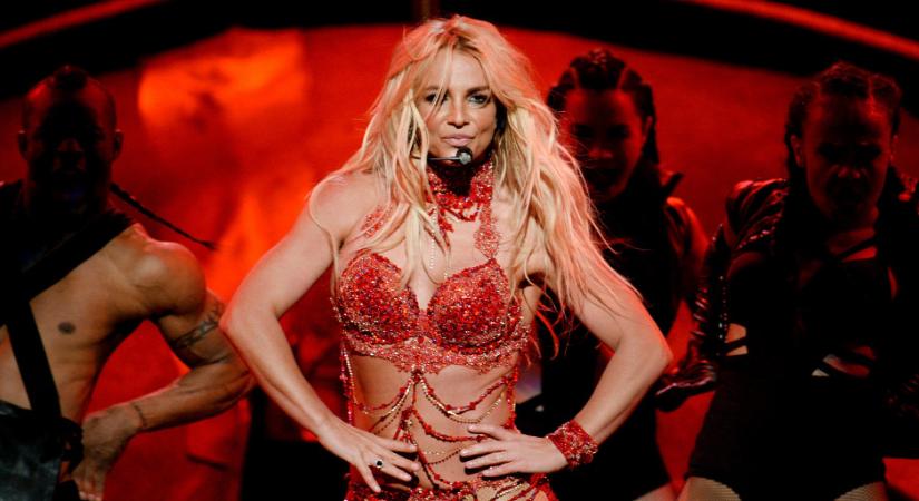 Csaknem p*nciig kivágott feszülős latex ruhában vadult Britney Spears - Fotó