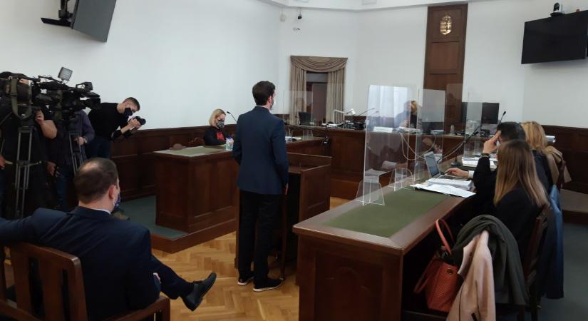 Videófelvételeken elemezték a bíróságon Fekete-Győr Andrásék dobálását