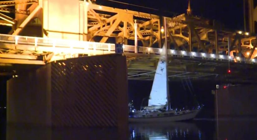 Vitorláshajót lopott egy férfi, de már az első hídon fennakadt