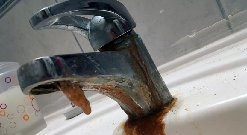 A szegedi ivóvíz rossz minőségére hivatkozva csapott be idős embereket