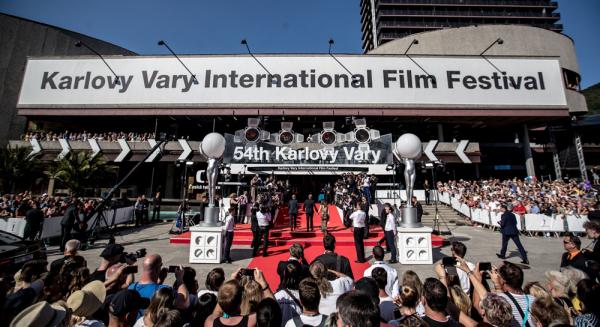 A járvány miatt később rendezik a filmfesztivált Karlovy Varyban
