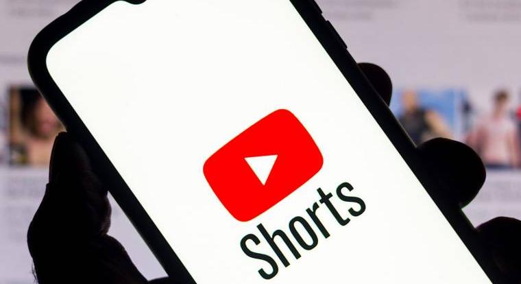 100 millió dollárral csábítja a YouTube Shorts a TikTok alkotóit