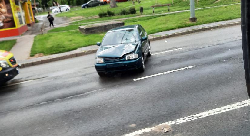 Gyalogost gázolt el egy autó a Komlói úton