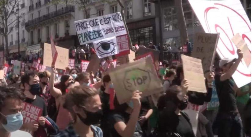 Tízezrek tüntettek a klímavédelem alkotmányba foglalásáért Franciaországban
