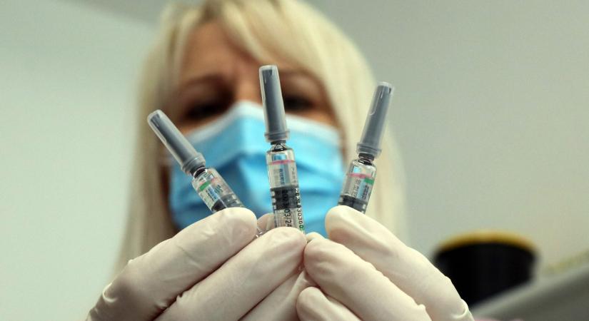 Nemrég még támadták a kínai vakcinát, most hallgatnak a sikeréről