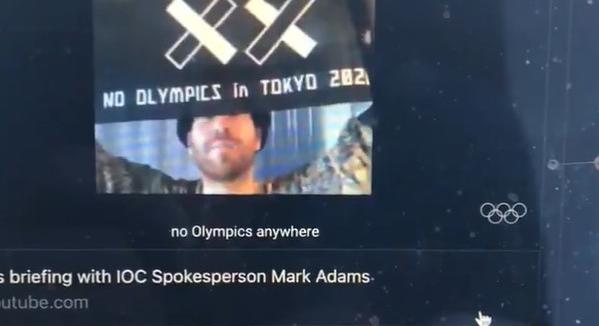 Botrány a sajtótájékoztatón: egy riporter zászlót lengetve tiltakozott az olimpia megrendezése ellen - videó
