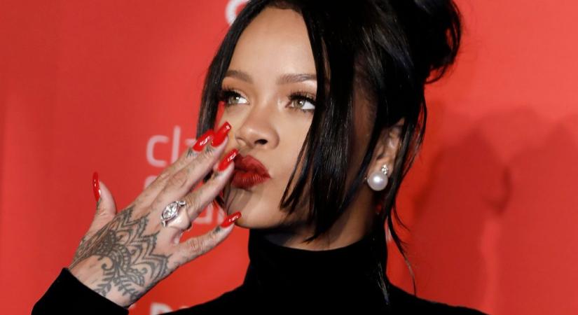 Ennél szexibb ma már nem lesz: Rihanna miniruhában, melltartó nélkül pózol