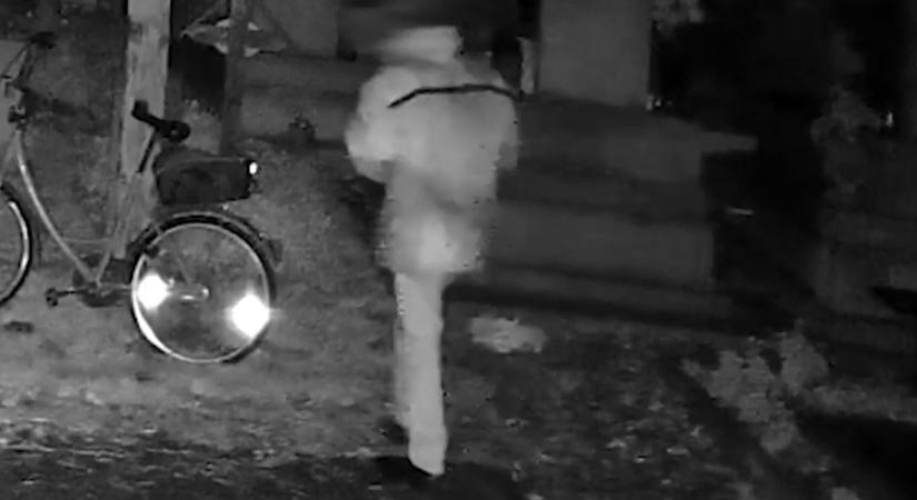 Temetőből lopott mécsesekkel világított otthonában a gátlástalan férfi (videó)