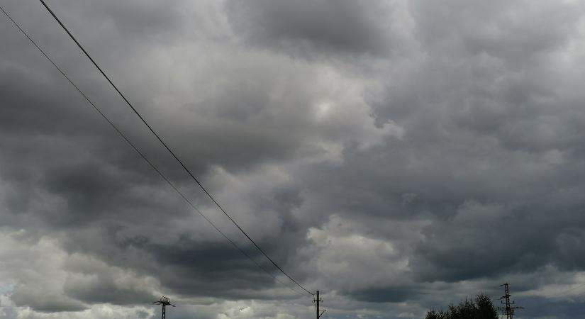 Gyülekeznek az esőfelhők Lenti fölött