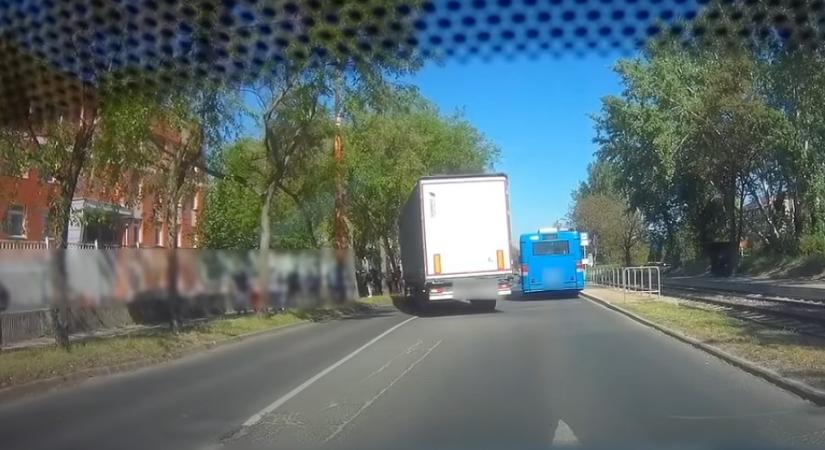 Videó: elmebeteg manőverrel előzött a kamionos a Maglódi úton