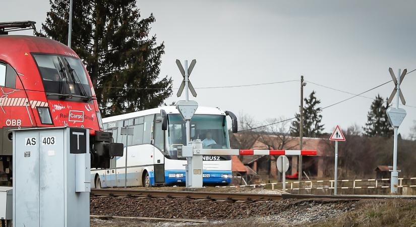 Két vasúti átjárót is lezárnak Vas megyében