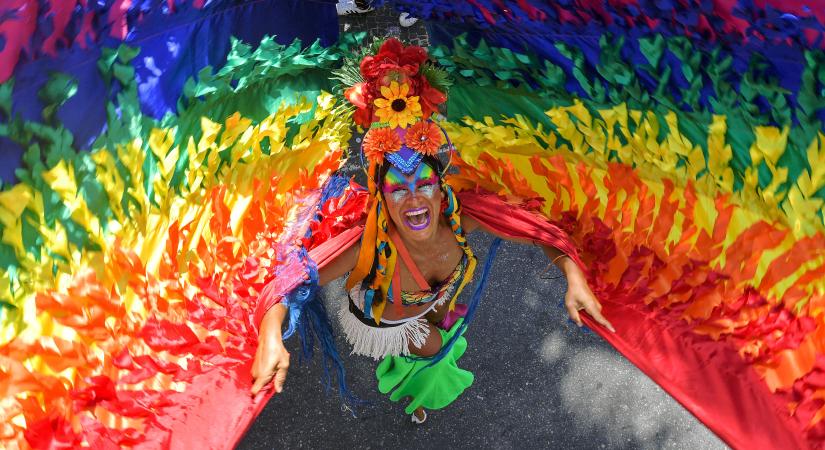 A Riói karnevál híres gólyalábas művésze - képek