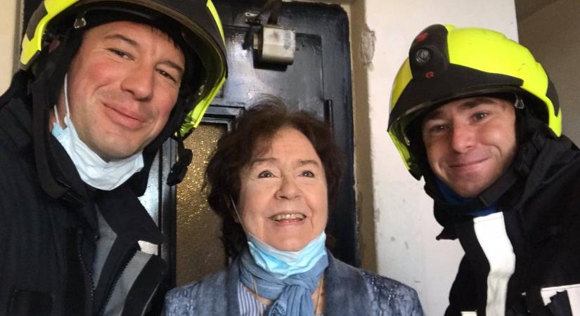 Tűzoltók mentették ki a liftből a nemzet színészét!