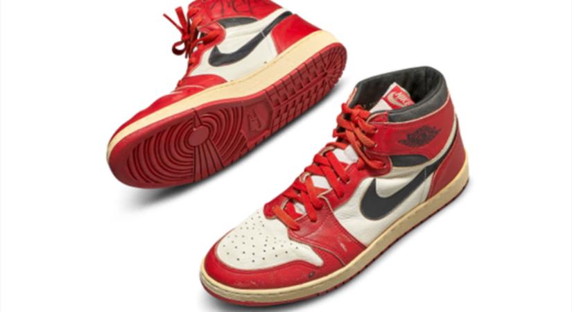 Elképesztő összegért árverezték el Michael Jordan újoncként használt cipőjét