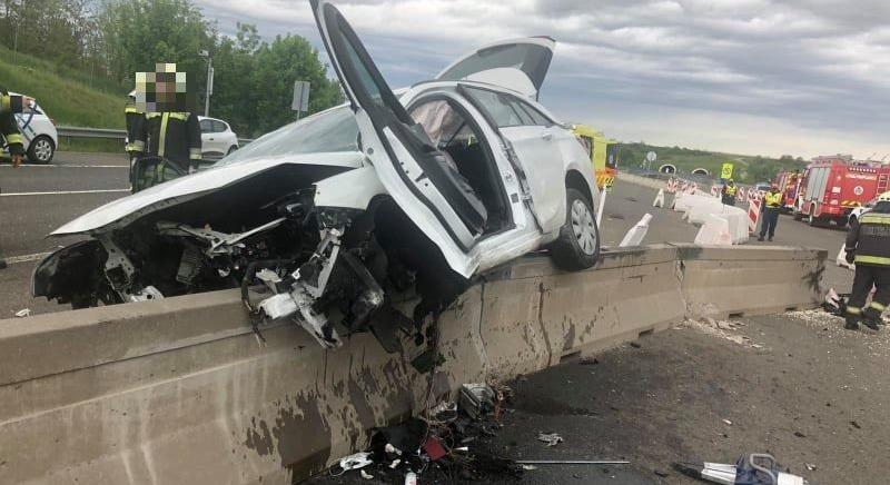 FOTÓK: A pályatesteket elválasztó betonelemnek ütközött egy autós az M6-os autópályán