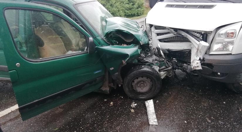 Frontális karambol Tatán: megsérül a vétlen sofőr (helyszíni fotók)