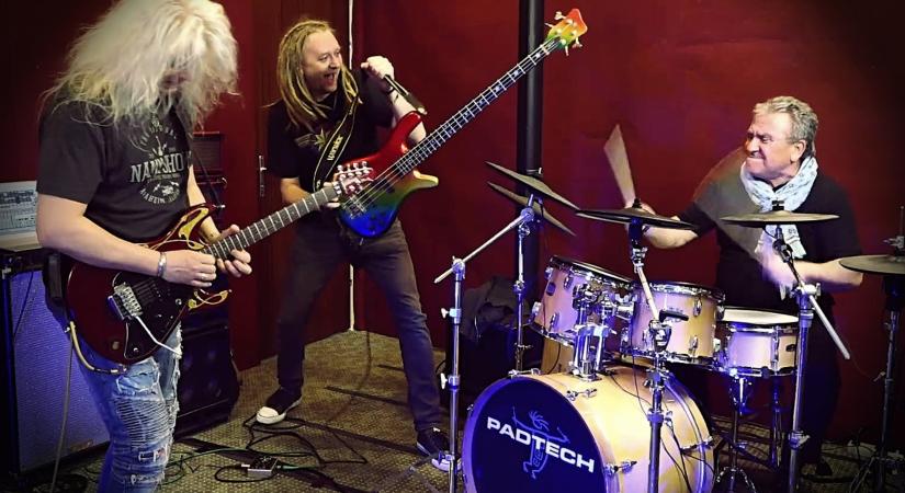 Az R-GO dobosa 71 évesen is úgy dobol, hogy a zenészek eldobták a gitárjukat