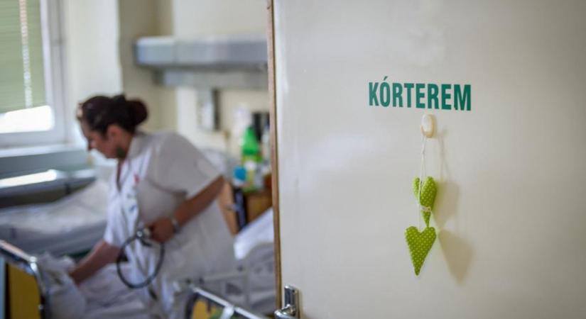 Kórházi ágyán késelte meg ápolónőjét egy beteg asszony