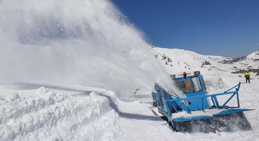 Tízméteres hó alól ásták ki Ausztria kedvenc panorámaútját