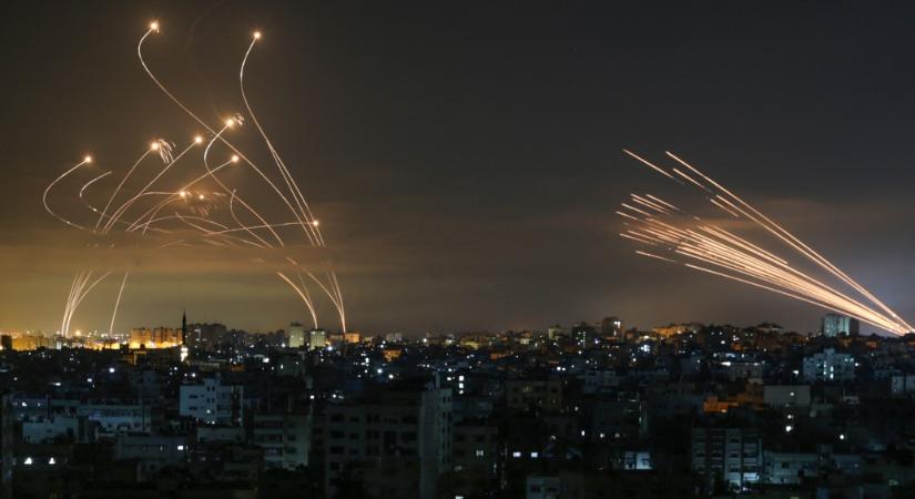 Izrael légicsapásokkal és tüzérséggel is támadott célpontokat a Gázai övezetben
