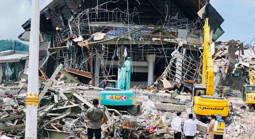 Hatalmas földrengés rázta meg Szumátrát, cunamiveszélyt hirdettek ki