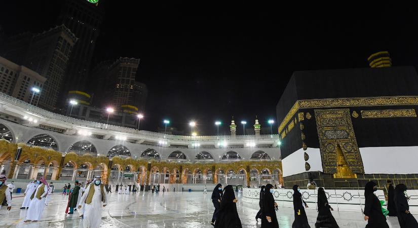 Szigorú korlátozások közepette vette kezdetét a mekkai zarándoklat