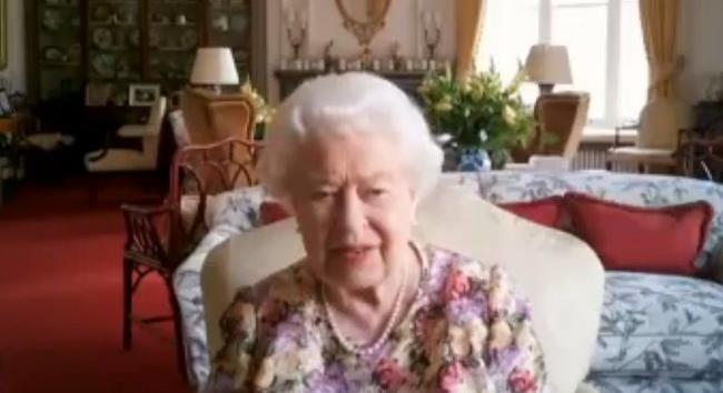 Így tanítja videotelefonálni lánya II. Erzsébetet – videó