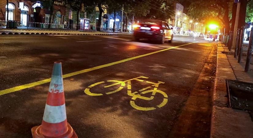 Az éjszakai órákban újabb bringasáv készült el Budapesten